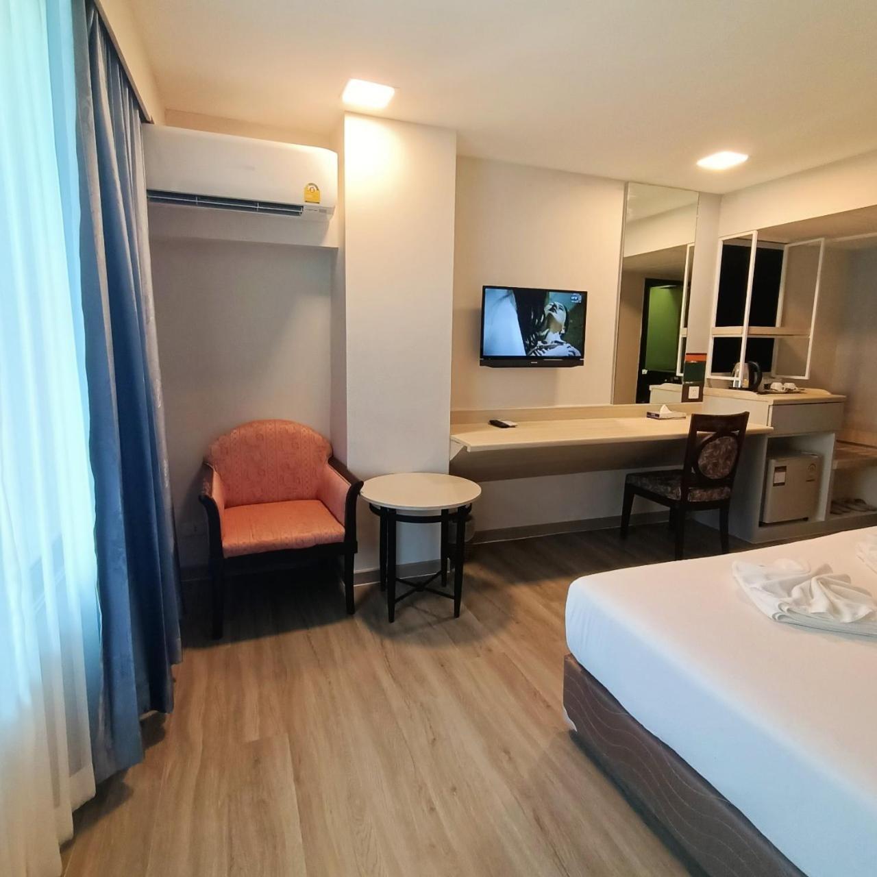 Mayflower Grande Hotel Phitsanulok Exterior foto