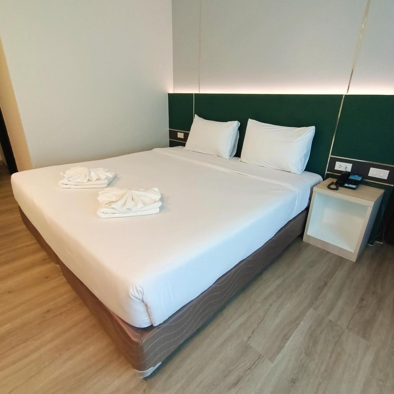 Mayflower Grande Hotel Phitsanulok Exterior foto